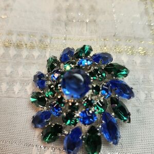 Source Unknown Blue and Green Crystal Floral Cluster Brooch